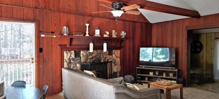 米乌克维利基配有WiFi的迷人木屋(Charming cabin with WiFi in Mi-Wuk Village)图片