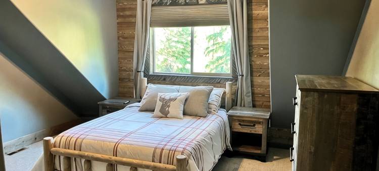 河畔豪华小屋，配有池塘和热水浴缸(Riverfront Luxury Cabin With Pond And Hot Tub)图片