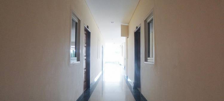 红多兹Plus酒店-近格林普拉姆卡广场购物中心(RedDoorz Plus Near Green Pramuka Square Mall)图片