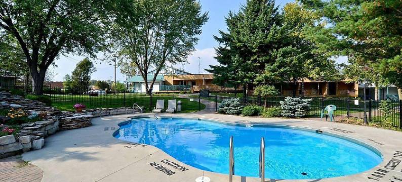 加纳诺克/乡绅度假村温德姆速 8 酒店(Super 8 by Wyndham Gananoque        Country Squire Resort)图片