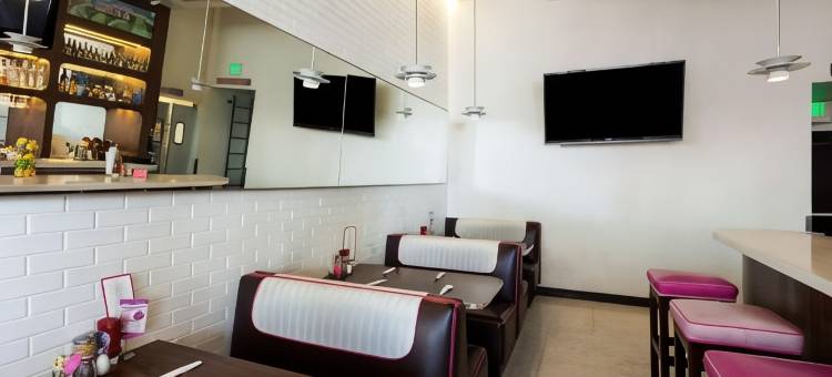 西好莱坞华美达酒店(Ramada Plaza by Wyndham West Hollywood Hotel & Suites)图片