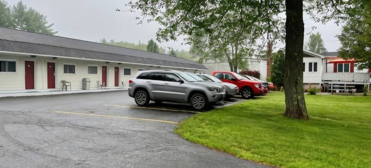 布朗瑞克1号公路附近罗德威套房酒店(Rodeway Inn & Suites Brunswick Near Hwy 1)图片