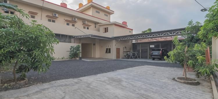 红多兹Plus酒店-近沙姆斯丁努尔机场3号(RedDoorz Plus Near Syamsudin Noor Airport 3)图片