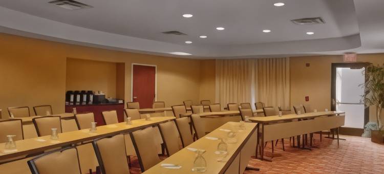 沃尔蒙茅斯海滨企业公园万怡酒店(Courtyard Wall at Monmouth Shores Corporate Park)图片