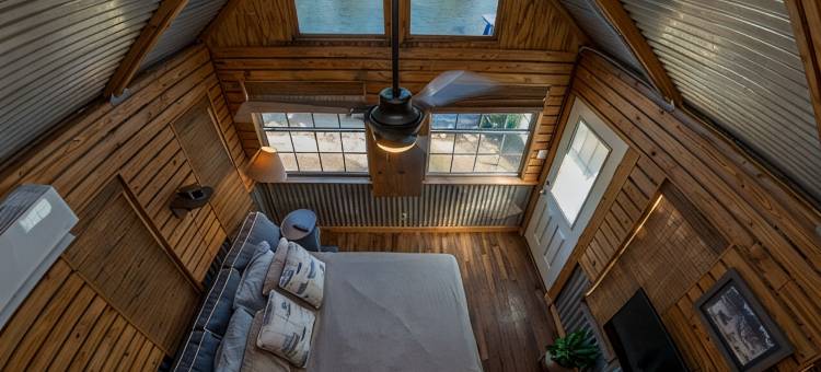 巴斯金费尔霍普河畔，距海湾38分钟，Waterfront、皮划艇微型小屋(Bass-KIN on the RIver-Tiny House in F'Hope-Waterfront-Kayaks-38Min to Gulf)图片