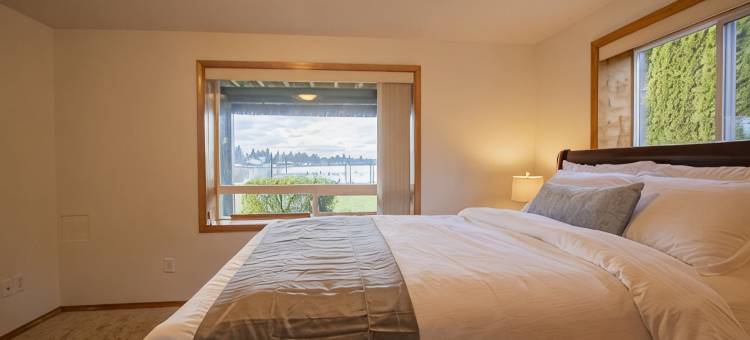 日落湖静居-塔普斯湖湖畔度假屋，宽敞、运动场、皮划艇(Sunset Lake Retreat@ Lake Tapps-Lakefront, Spacious, Sports Court, Kayaks)图片