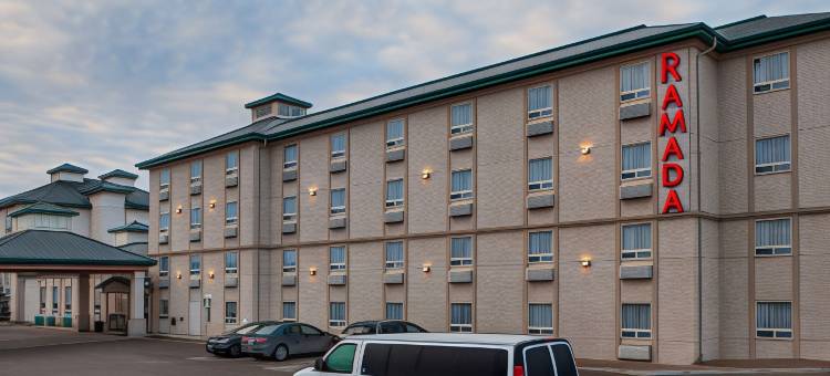 红鹿华美达套房酒店(Ramada by Wyndham Red Deer Hotel and Suites)图片