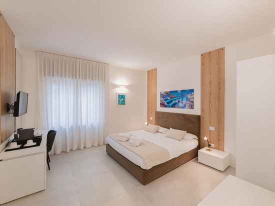 洛瑞大道的斯图迪奥客房与咖啡馆