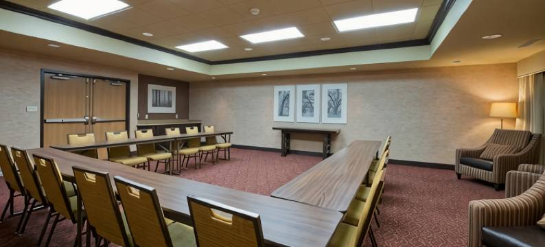 舒适套房酒店(Russell Inn & Suites)图片