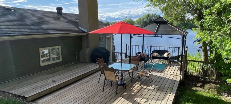 湖畔新上线惬意乡村别墅，带围栏庭院及游戏室(Newly listed relaxing lakefront cottage with fenced yard and games room)图片