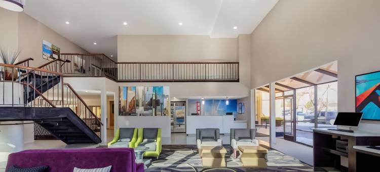 奥克兰海沃德拉昆塔温德姆套房酒店(La Quinta Inn & Suites by Wyndham Oakland - Hayward)图片