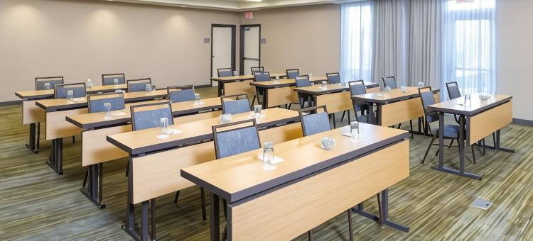 密尔沃基机场万怡酒店(Courtyard Milwaukee Airport)图片