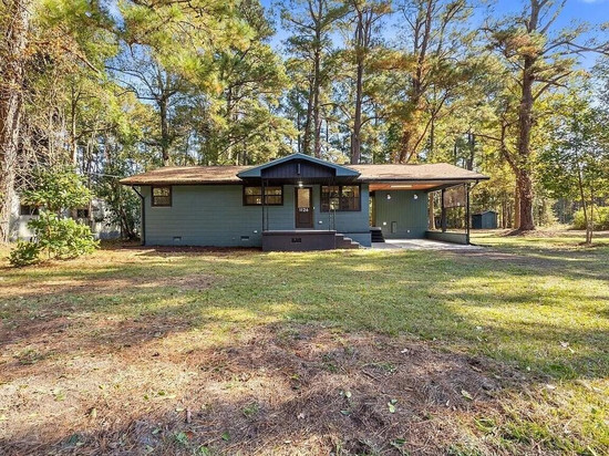 Charming Home on 1 Acre – Close to Shopping and Dining