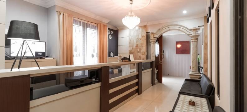 红多兹Plus酒店-近马那多玛拉拉扬海滩(RedDoorz Plus Near Pantai Malalayang Manado)图片