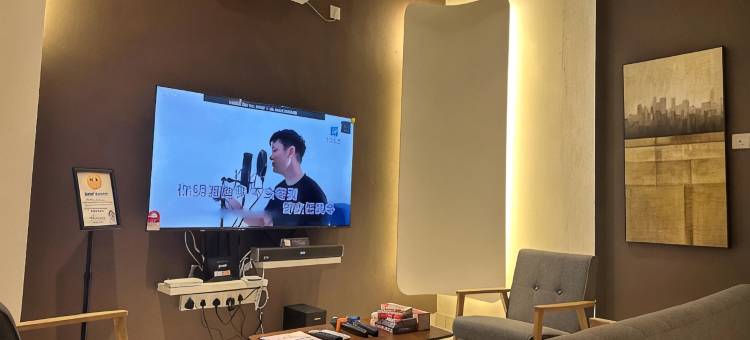 Lovely Modern Home • Karaoke  @ Mount Austin JB图片