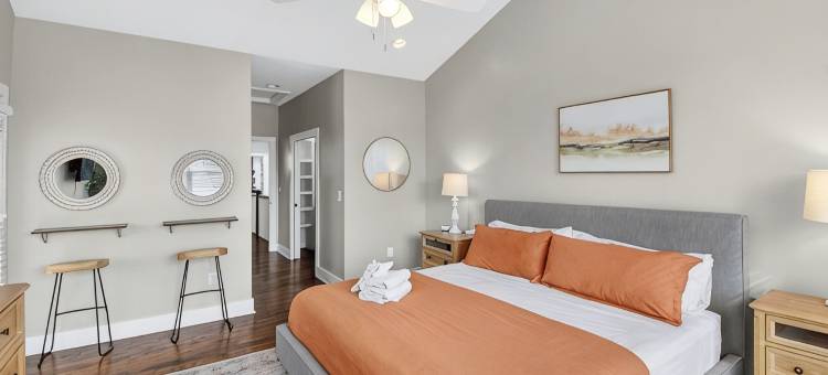 Speakeasy Game Room, Hot Tub, Fire Pit, King Bed Suite, TVs & Near Downtown图片