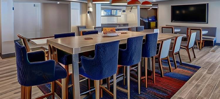 瓦列霍希尔顿欢朋酒店(Hampton Inn Vallejo)图片