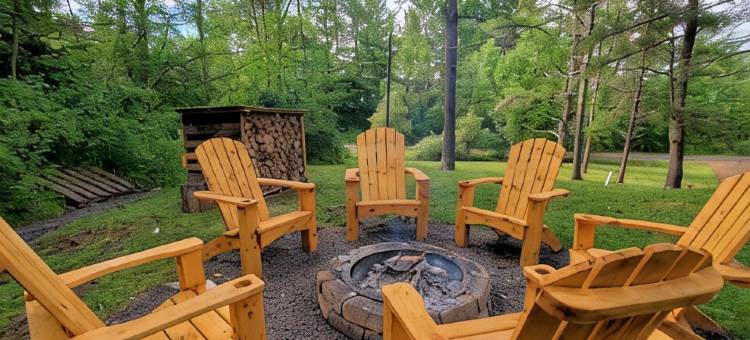 木屋，配有雪松桑拿、热水浴缸、户外电视，附近有泳池!!(Chalet w/Cedar SAUNA, HOT TUB, Outdoor TV and POOL nearby!!)图片