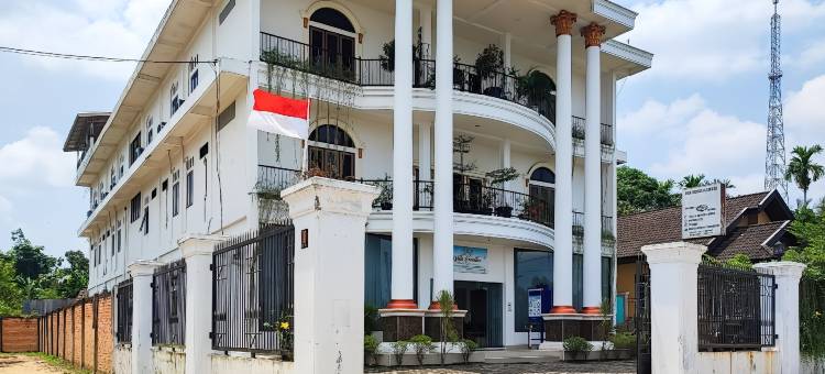 红多兹普拉斯清真酒店-靠近詹比西旁林博(RedDoorz Plus Syariah Near Simpang Rimbo Jambi)图片