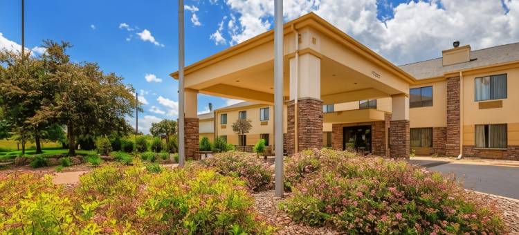 布莱克里弗福尔斯I-94舒适套房酒店(Comfort Inn & Suites Black River Falls I-94)图片