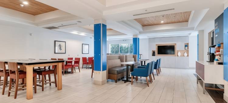 智选假日套房酒店湖埃尔西诺(Holiday Inn Express & Suites Lake Elsinore)图片