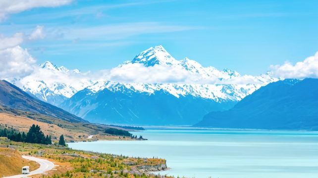 <8日>【住星空湖畔小镇 观蓝眼企鹅归巢】新西兰南岛全景·基督城+但尼丁+因弗卡吉尔+蒂阿瑙、皇后镇1天自由行、库克山+好牧羊人教堂+侏罗纪石化森林、黑金鲍+三文鱼+烤羊腿、可选米尔福德峡湾