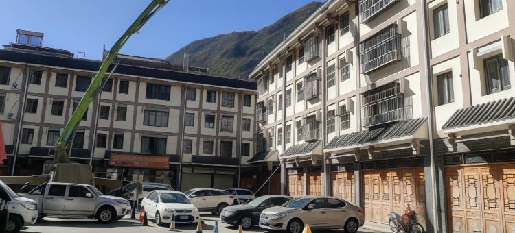 红色泸定艮缘居江景房(大床大客厅)公寓(延安路分店)图片