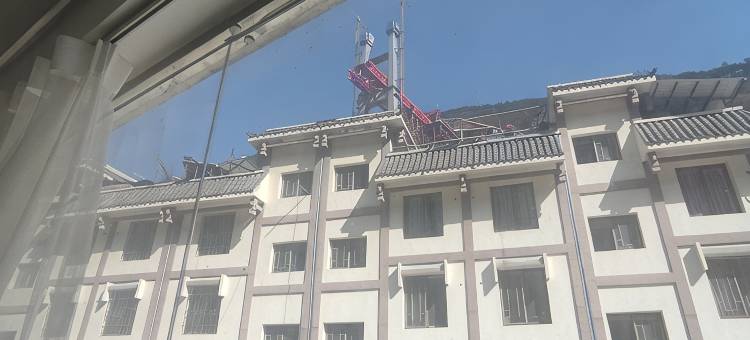 红色泸定艮缘居江景房(大床大客厅)公寓(延安路分店)图片