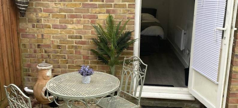 伦敦乌克斯桥美丽的一卧室工作室(1 Bed Studio - Sleeps 2 - Smoking - Parking - Wifi)图片