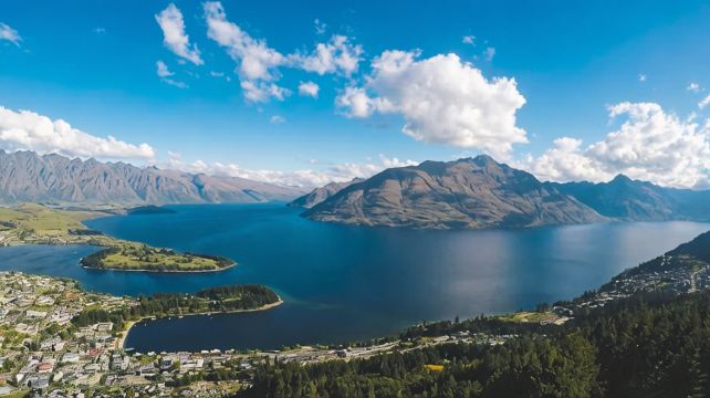 <11日>【奇遇新西兰丨玩转南北岛】奥克兰+罗托鲁瓦+基督城+皇后镇·怀托摩萤火虫洞+霍比特人村+爱歌顿农场秀及农场游+蓝泉、库克山+小蓝企鹅归巢+好牧羊人教堂、黑金鲍+三文鱼+烤羊腿(周日出发)