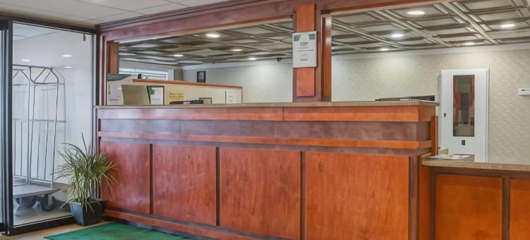 品质酒店及套房底特律大都会机场(Quality Inn & Suites Detroit Metro Airport)图片