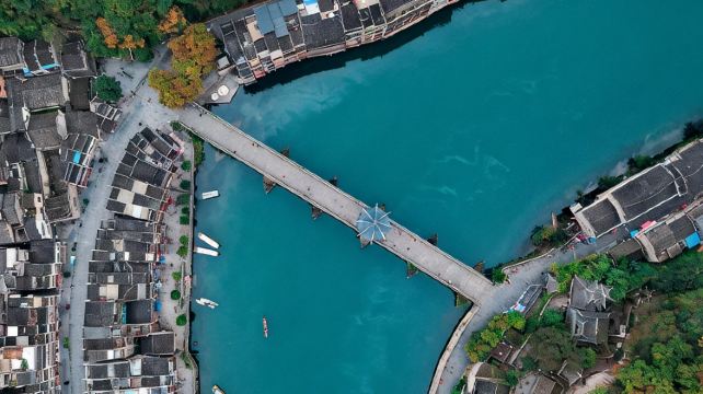 贵州贵阳+黄果树+梵净山+荔波+西江千户苗寨+镇远6日5晚跟团游·20人2+1商务大巴(苗寨+镇远住景区)(135度可调座椅+USB)儿童赠早+穿苗服+打糍粑