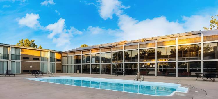 库勒城郊区的工作室(Suburban Studios Canon City)图片