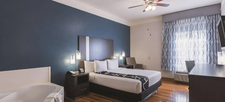 休斯顿金伍德医疗拉昆塔温德姆套房酒店(La Quinta Inn & Suites by Wyndham Kingwood Houston IAH Airpt)图片