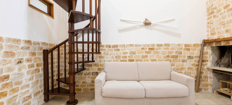Sea front historic house in the heart of old town, inside torrione aragonese图片