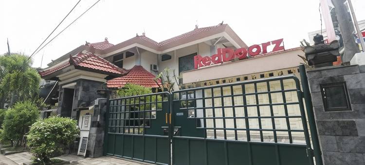 瑞德多兹回教酒店 - 近诗都阿佐哥罗达三角洲(RedDoorz Syariah Near Gelora Delta Sidoarjo)图片