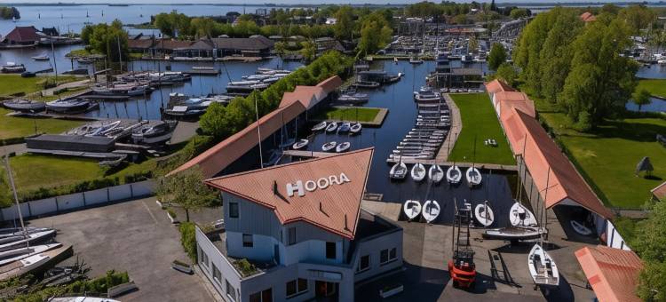位于码头的尼斯港口旅馆(Houseboat in Heeg with Stunning Marina Views)图片