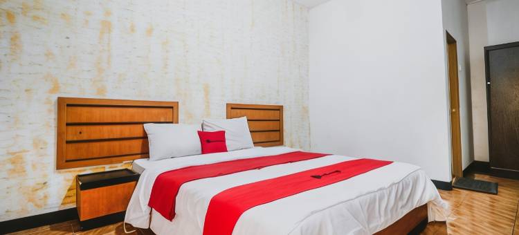 红多兹普拉斯酒店-茂物普卡梅加门当(RedDoorz Plus at Neo Asri Hotel Megamendung Puncak Bogor)图片