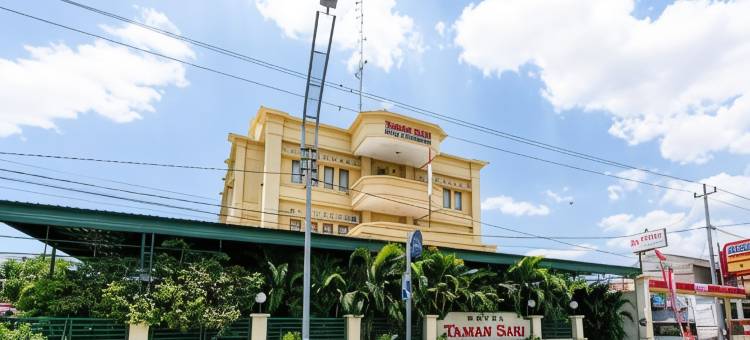 红多兹Plus酒店-近阿伦阿伦卡兰甘亚尔(RedDoorz Plus Near Alun Alun Karanganyar)图片