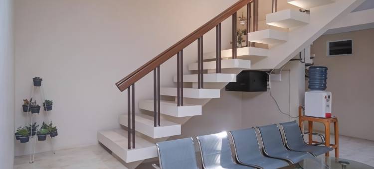 贾加尔索罗红多兹普拉斯酒店(RedDoorz Plus Near RS Jih Solo)图片