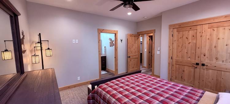 带门廊的森林度假4卧室3浴室新建木屋，WiFi、空调(Newly built Porchside Forest Getaway 4-bedroom 3-bath cabin WiFi, AC.)图片