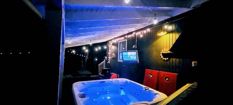 木屋，配有雪松桑拿、热水浴缸、户外电视，附近有泳池!!(Chalet w/Cedar SAUNA, HOT TUB, Outdoor TV and POOL nearby!!)图片