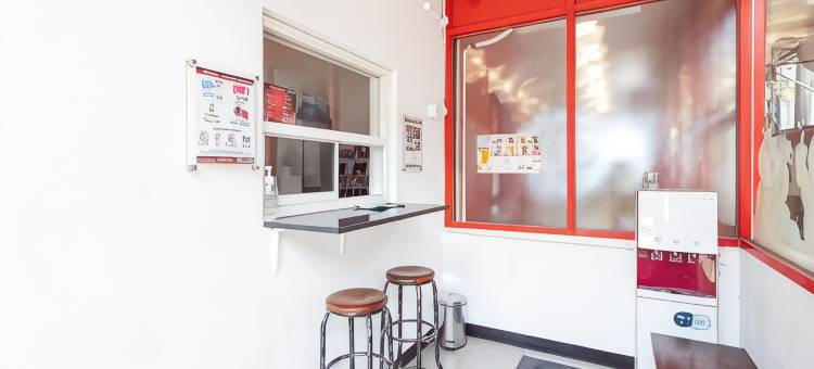 红多兹酒店@泗水丹绒纱丽(RedDoorz @ Tanjung Sari Surabaya)图片