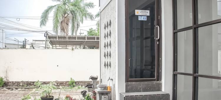 萨马尔乌鲁伊斯兰教友好旅馆-RedDoorz靠近吉打邦(Samar Wulu Guest House Syariah Mitra RedDoorz Near Ketapang)图片