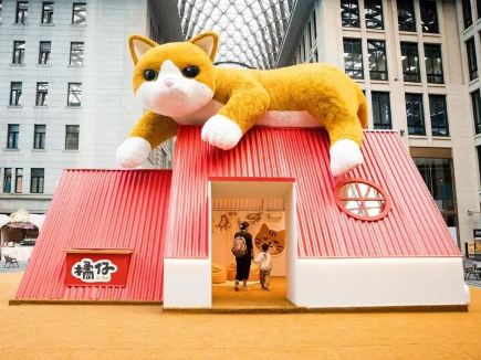Giant orange cat makes a heartwarming "return" to The Bund