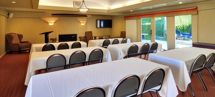 大学公园旅馆套房酒店(University Park Inn & Suites)图片