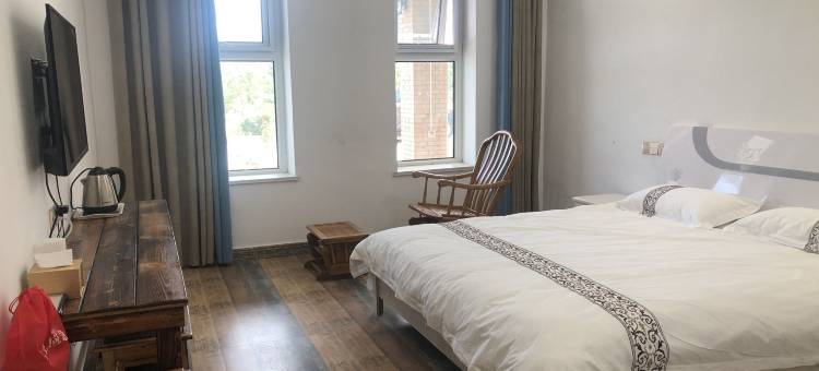 嘉峪关红色主题客栈图片