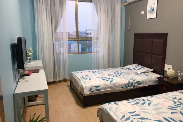 宾馆位于荆州市北门中学附近,靠近g207国道即荆州大道,离荆州古城小