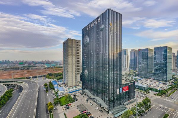 地铁1号线f口步行约5分钟,酒店毗邻郑州cbd会展中心,京港澳圃田高速口