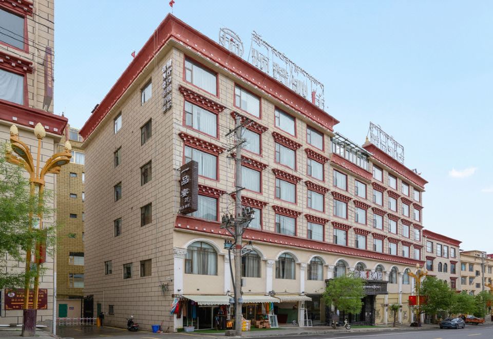 Garze Chin lives in a hotelHotel Overview